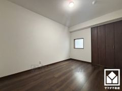 約6帖の洋室。全居室に窓がございます。明るい陽光がたっぷり差し込む心地よい生活空間です。