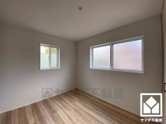 約5.25帖の2階北側洋室です。大きな窓からは明るい光が降り注ぎます。柔らかな光が差し込むお部屋で、快適で落ち着いた生活をお送りいただけます。