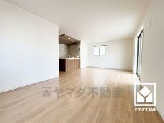 広々19.2帖のLDKが魅力。家族全員がリラックスできる、ゆったりとした快適リビングで温かい団らんの時間を。