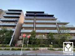 室内洗濯機置場がございますので、天候に左右されず洗濯していただけます。上部に棚があるので消耗品などをスッキリ置けるのも嬉しいポイント。