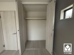 クローゼットは奥行きがあるので、収納力も申し分ありません。お洋服はもちろん、スーツケースなどの大物もしっかり収納できます。