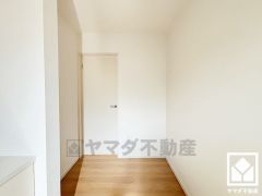 シンプルで洗練された玄関スペース。帰るたびにホッとできる、心地よい住まいの入り口。