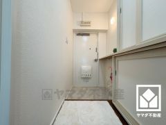 白を基調とした明るい玄関で、毎日を爽やかにスタート。広々としたインテリアスペースがあり、写真やお花、インテリア雑貨などを飾ることができます。