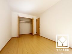 たっぷり収納できる約7.5帖の納戸付きだから、家の中をもっとスッキリ。季節の荷物や趣味の道具もしっかり収納。