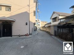 「ライフ武庫川店」まで徒歩5分、「ココカラファイン阪神武庫川店」まで徒歩6分、「ローソン尼崎元浜町店」まで徒歩7分など、お買い物施設が徒歩圏内に複数あり便利な住環境です。