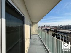 南西向きバルコニーで陽当たり、風通し良好。広々としているため、お洗濯物をたっぷりと干す事ができます。