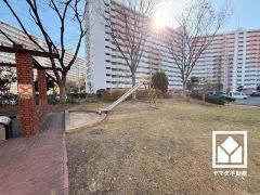 大規模な団地になっており、30号棟は海に面した立地。敷地内には遊具や広場のある緑豊かな公園が豊富に整備されており、子育て世帯の方にもお勧めです。