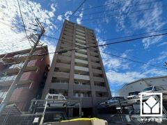 キッチンは空間を有効活用できる壁付けタイプ。