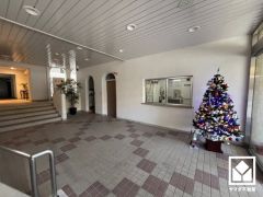 ゆったりとしたロビーが、住まう人の憩いの場に。季節の飾りつけなども行われており、心が温かくなる住まいです。