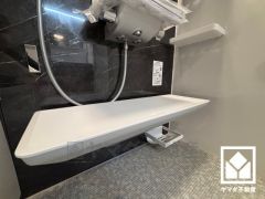 TOTO「サザナ」お掃除ラクラクカウンター付き。シャンプーなどが使いやすく楽な姿勢で顔や身体が洗えるカウンターで、シャワーで軽く流すだけで汚れが落ちるのでお手入れもラクラクです。