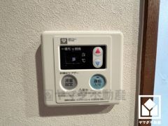 使いやすい給湯リモコンです。設定湯量になると約10秒間のブザーでお知らせしてくれる、お湯はりブザー機能付き。（お湯は自動的には止まりません）