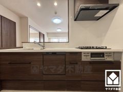使いやすさとデザイン性を両立。落ち着いた木目調のデザインが魅力のシステムキッチンです。
