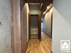 空間を無駄なく活用、階段下の賢い収納。日用品のストックや季節の荷物、趣味の道具などもしっかり収納。