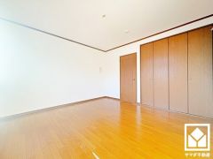 大きなクローゼット付きの洋室で整理整頓しやすいです。
