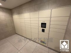 宅配ボックスも完備しています。留守でも安心、荷物の受け取りをスムーズに。