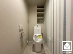 明るく清潔感溢れるトイレです。トイレットペーパーのストックや消耗品置き場、小物置きなどとしてもお使いいただける棚がございます。