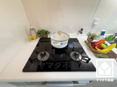 毎日の料理がもっとスムーズに。便利な3口コンロ付きキッチン。