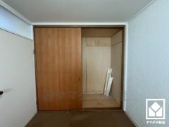 クローゼットは奥行きがあるので、収納力も申し分ありません。