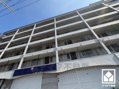 キッチンは空間を有効活用できる壁付けタイプ。