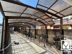 室内洗濯機置場がございますので、天候に左右されず洗濯していただけます。上部に棚があるので消耗品などをスッキリ置けるのも嬉しいポイント。