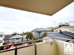 3階建て最上階で前面に視界を遮る高い建物がなく、開放的な景色が広がります。