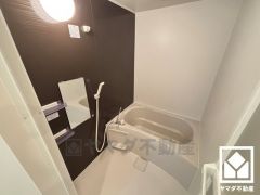 1日の疲れを癒す浴室でゆったりリフレッシュ。清潔感あふれる空間で、毎日のバスタイムをより快適に。