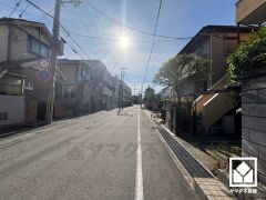 前面道路幅員約8.0mとゆったりとした広さがあるのでファミリーカー等の車の出入れも楽にできます。