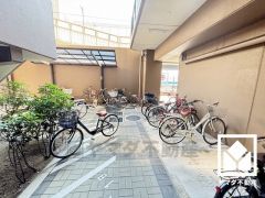 玄関周りに個性が生まれるポーチ付き。防犯面でも効果的です。