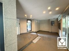 広々とした明るいエントランス。綺麗に整備されており、帰宅時や来客時にも気持ちの良い空間です。