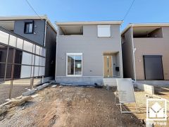 駐車スペースを並列2台分確保。重い荷物や雨の日の移動もスムーズで、快適なカーライフを実現。来客時にも便利です。ご成約でヤマダポイントプレゼント中です。お問合せお待ちしております。