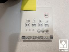 浴室暖房乾燥機付き。真冬の寒い浴室を暖かく、また雨の日の洗濯物の乾燥にと多用途に活躍する機能です。