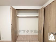 お洋服はもちろん、スーツケースなどの大物もしっかり収納できます。