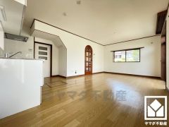 おしゃれなインテリアが映えるリビングで、リラックスしたひとときを過ごせます。