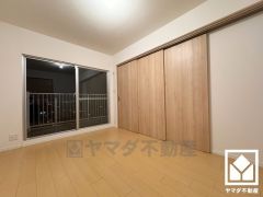 約6帖の南側洋室です。バルコニーにつながるお部屋で、通風・陽当たり良好。