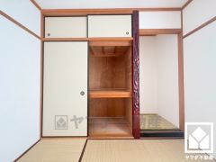 押入にはお客様用の座布団や寝具も収納可能です。ご成約でヤマダポイントプレゼント中です。お問合せお待ちしております。