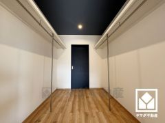 西側と東側の洋室は収納力豊富なウォークスルークローゼットで繋がっています。お洋服はもちろん、スーツケースなどの大物もしっかり収納できます。