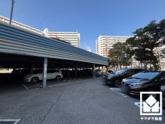 敷地内に駐車場棟を完備（月額4100円～6800円。敷金30000円）。重い荷物や雨の日の移動もスムーズで、快適なカーライフを実現。空き状況等は弊社スタッフまでお気軽にお問い合わせください。