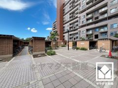 屋根付きなので、雨や風、直射日光から自転車を守ることができます。