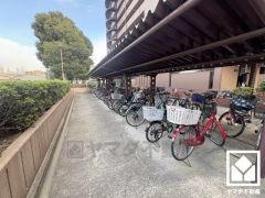 屋根付きの駐輪場・バイク置場を完備。雨や風、直射日光からお乗り物を守ることができます。（無償。シール代に自転車年額200円、バイク年額400円要）