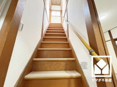 手摺り付きの階段。バリアフリーにも配慮された、家族みんなが過ごしやすい住宅です。