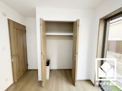 納戸はクローゼット付きの居室としてもお使いいただけます。独立したお部屋なのでプライベートな時間をゆったり過ごせそうです。