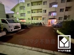 敷地内に駐車場を完備。重い荷物や雨の日の移動もスムーズで、快適なカーライフを実現。