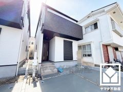 駐車スペースを並列2台分確保。重い荷物や雨の日の移動もスムーズで、快適なカーライフを実現。来客時にも便利です。