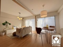 心地よい空間が広がるリビングで、家族みんなが快適に過ごせる時間を提供。