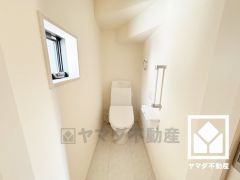 明るく清潔感溢れるトイレです。2連トイレットペーパーホルダーなのでお取替えの手間が軽減できます。トイレが1階と2階にあるので、朝の忙しい時間にも混雑せず快適です。