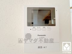 突然の来訪時でも安心なモニター付きインターホンを完備。お留守番中のお子様でも簡単に来訪者の確認ができます。
