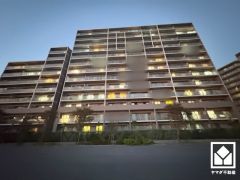 スタイリッシュなガラストップコンロでお手入れもしやすいシステムキッチンです。