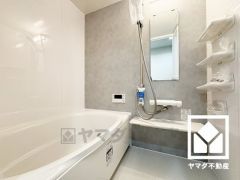 1日の疲れを癒す浴室でゆったりリフレッシュ。清潔感あふれる空間で、毎日のバスタイムをより快適に。