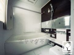 ゆったり足が伸ばせるので、毎日の疲れを癒やすバスタイムを実現。小窓が付いているので明るく、こもりがちな湿気もすぐ取り除くことができます。鏡が横長なので、お子様でも見やすく便利です。