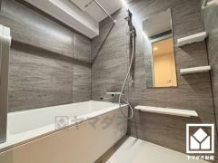 1日の疲れを癒す浴室でゆったりリフレッシュ。ナチュラルな木目調のパネルは落ち着いた雰囲気を演出してくれます。（パナソニック製「MR 1216 AR」）